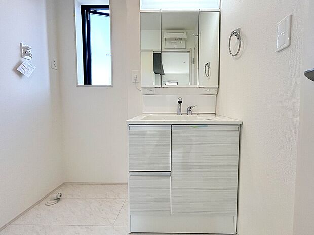 【【シャワー付洗面化粧台】】機能美とデザイン性を両立させた3面鏡付の洗面化粧台。視覚的に広がり感を持たせるだけでなく、機能的にも優れています。