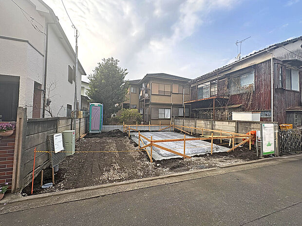 【【外観:3月下旬撮影】】キッチン・洗面ルーム・バスルームなどの水周りが同じ階にあるため、家事効率が良くなる設計となっております!