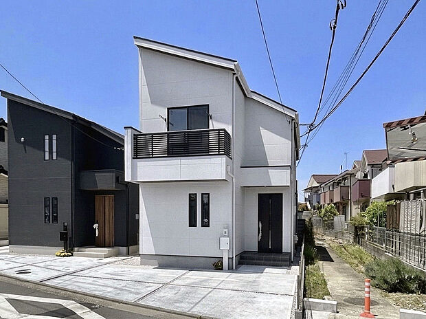 【【外観】】断熱・省エネ性能に優れたZEH水準仕様住宅!
駐車スペースは車2台分あり、車だけでなく自転車やバイクも置くことが可能。