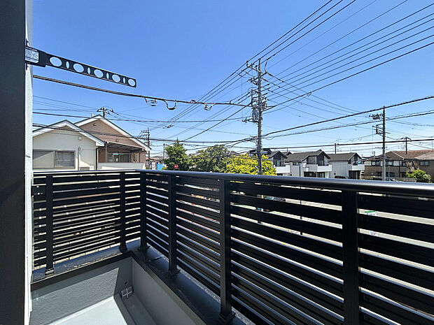 【【Balcony】】リビング横に配置されているバルコニー。陽当りよく心地よい日差しが長い間入り込んできます。