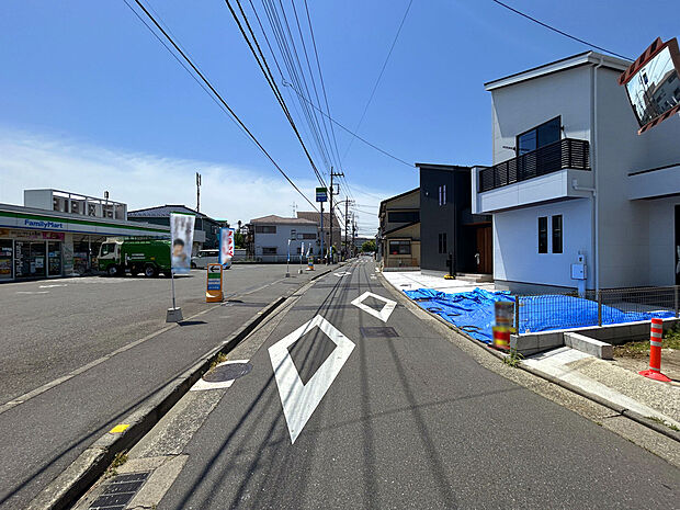 【【前面道路】】幼稚園や保育園、小中学校など教育施設も徒歩13分圏内に点在しており、共働きの子育て世帯でも安心な住環境。