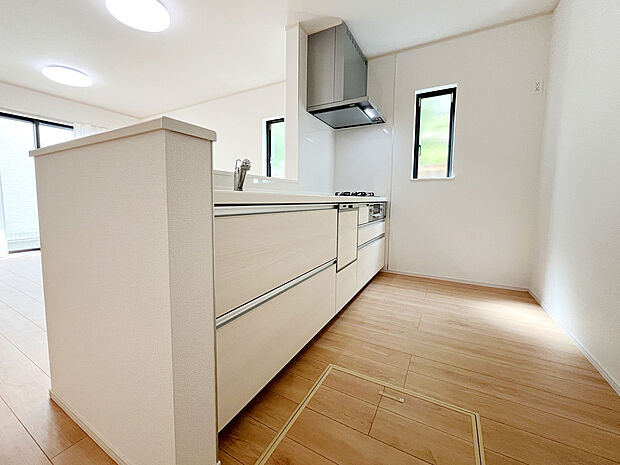 【【施工例：Kitchen】】開放感あるカフェスタイルのおしゃれなフルオープンキッチン採用！リビング全体が見渡せられるので、子供の様子を見ながら、家族との会話を楽しみながら料理ができます！