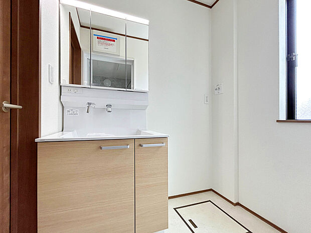 【【施工例：Wash Room】】機能美とデザイン性を両立させた3面鏡付の洗面化粧台。視覚的に広がり感を持たせるだけでなく、機能的にも優れています。