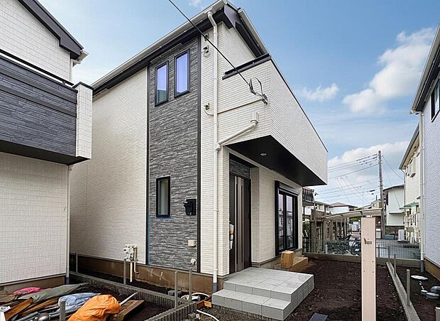 【【外観:B号棟】】鏡面仕上げシューズボックスが備わった玄関。
お出掛け前に髪型や服装をチェックすることができます。