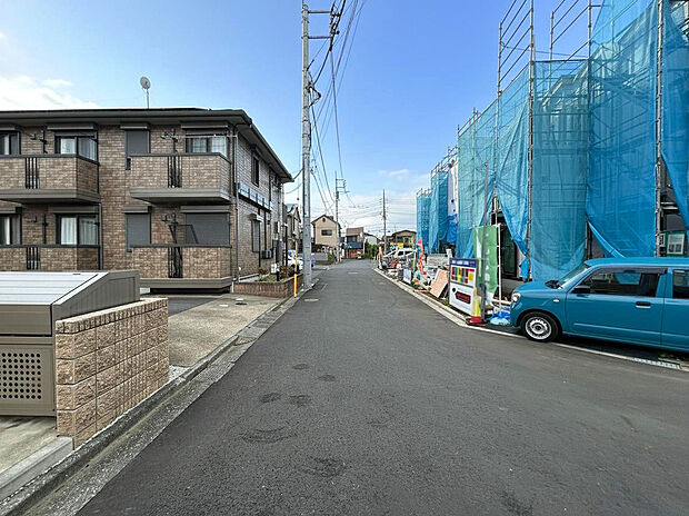 【【前面道路】】コンビニ徒歩3分、スーパー・ドラッグストア徒歩4分と買い物施設も利用しやすい徒歩圏内に点在している周辺環境。