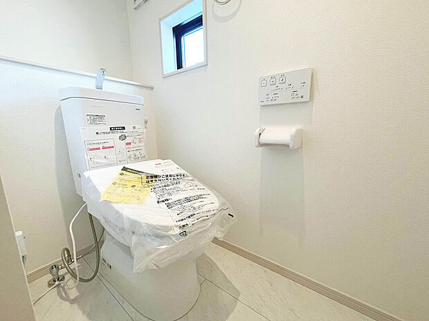 【【建物プラン例：Toilet】】各階にトイレがあるので、朝慌ただしい時間帯に混む心配が減ります。わざわざトイレのために階段を昇り降りをせずに済みます。