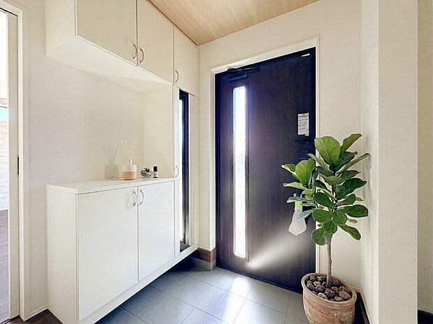 【【建物プラン例：Entrance】】天井に差し色アクセントを追加することで空間の広がりを演出。デザイン性のある玄関で日々を過ごすことができます。