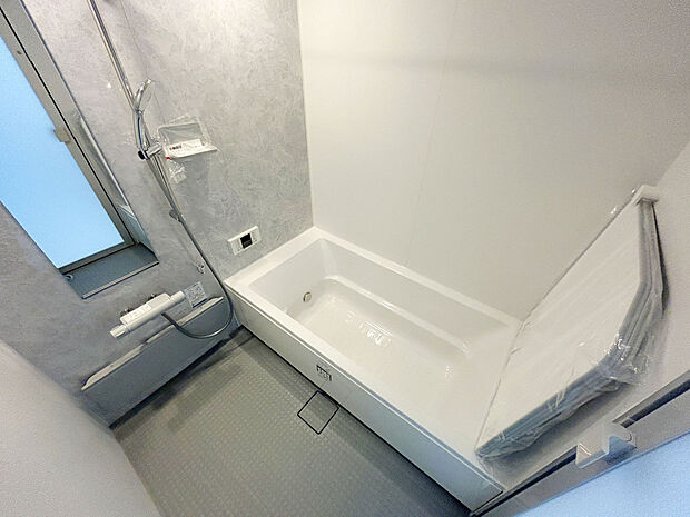 【【Bath Room】】1坪タイプのバスルーム。足を伸ばしてゆったりと浸かれるのはもちろん、洗い場も広さがあるので立ったりしゃがんだりする動作もスムーズに行えます。