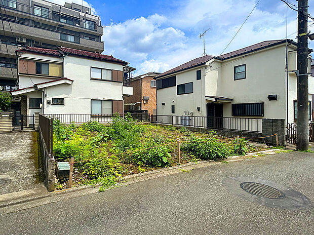 【【外観：6月下旬撮影】】「福生」駅徒歩10分圏内の希少立地。駅周辺には生活に必要な商業施設が揃っています。都心部のような過密感が少なく、子育て世帯やゆったりとした暮らしを求める方にも適した環境。