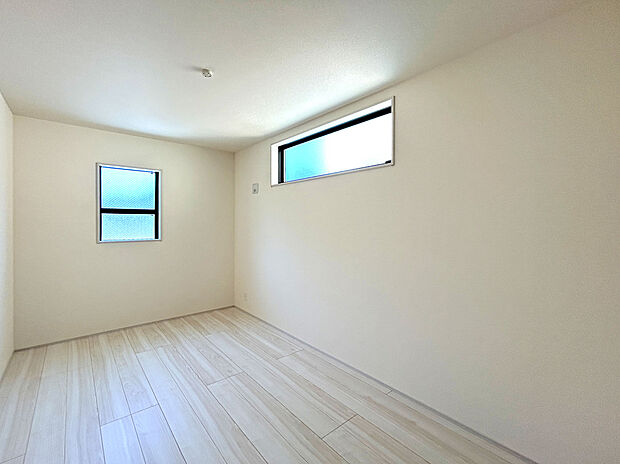 【【Room:5.7帖】】玄関を開けた際にも居住空間が直接見えにくいプランニング。来客時や荷物の受け取りの際にも、プライバシーに配慮した設計です。