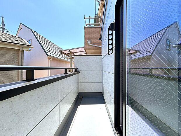 【【Balcony】】南向きのバルコニーが採用されており、日中の太陽光を取り入れやすいため、部屋が暖かくなり、暖房の使用が減る可能性があります。