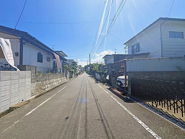 【【前面道路】】最寄り駅「狭間」駅まで車で約6分、自転車で約12分で利用できる立地。「イトーヨーカドー八王子店」や「イーアス高尾」などの大型商業施設が車で約9分圏内に点在している住環境。