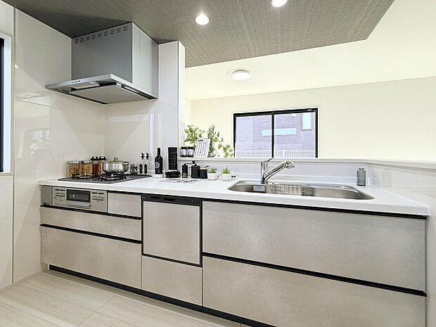 【【建物プラン例:Kitchen】】食洗器搭載システムキッチンを採用可能!折下天井を採用し、デザイン性と空間の広がりを兼ね備えたこだわり設計。