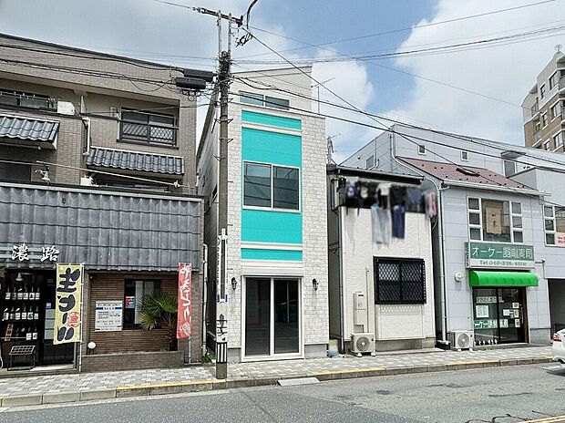 【【外観】】物件周辺はスーパーやドラッグストアなどの商業施設が気軽に足を運びやすい徒歩5分圏内にある暮らしやすい環境。