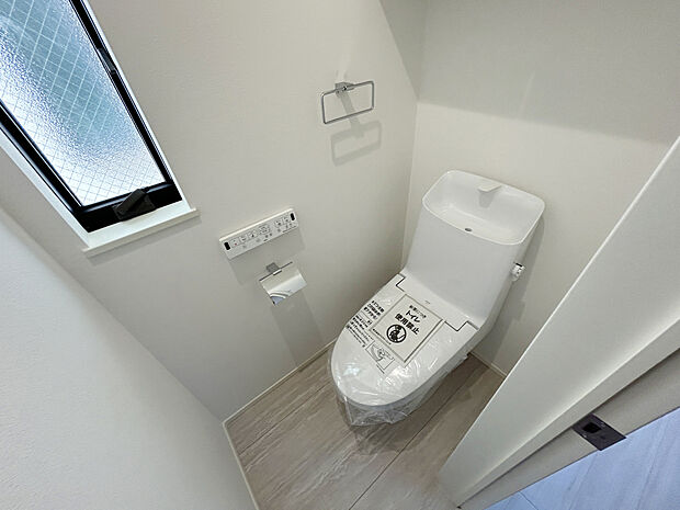 【【施工例：Toilet】】各階にトイレがあるプランニングを採用可能。朝慌ただしい時間帯に混む心配が減ります。わざわざトイレのために階段を昇り降りをせずに済みます。