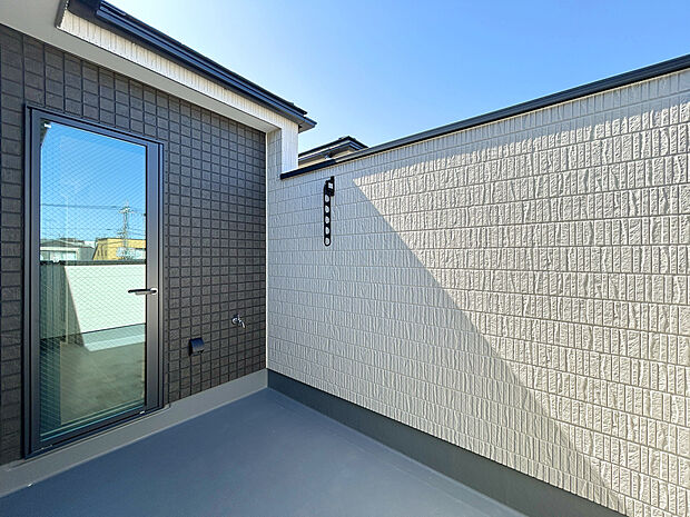 【【建物プラン例：Balcony】】陽当たり・通風良好なバルコニー。壁を高くすることで部屋の中を見えづらくし、プライバシー性を守りやすくします。
