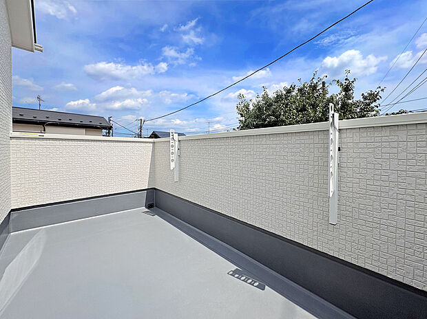 【【Wide Balcony】】通常のバルコニーよりも広さがあるので、洗濯物を多く干せるだけでなく、花や観葉植物(ガーデニング)、家庭菜園なども楽しむことが出来ます!