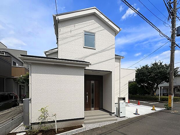 【【外観】】南西角地で陽当たり・通風良好!LDK14帖の3LDKプランに南向きワイドバルコニー付きの開放感ある住まい!