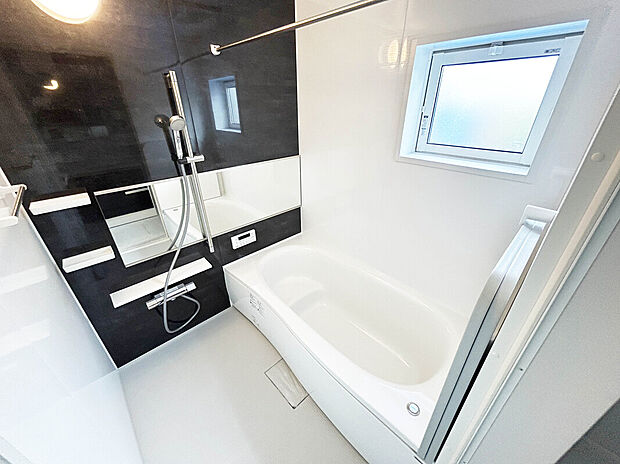 【【施工例:Bath Room】】浴室暖房換気乾燥機付きバスルーム。バスルームを一年中快適な“上質空間”へと導きます。寒い季節も暖かく、雨の日でも衣類を美しく乾かせる贅沢な設備が、暮らしの質を静かに引き上げます。