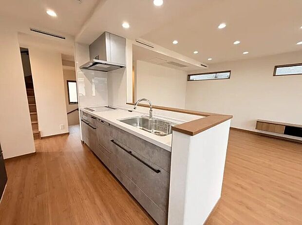 【キッチン】
家事の孤立感を感じにくい対面式オープンキッチン。吊り戸棚がないので開放感があり、気持ちよくお料理ができます。食器洗乾燥機や浄水器を搭載したシステムキッチンを採用しております。