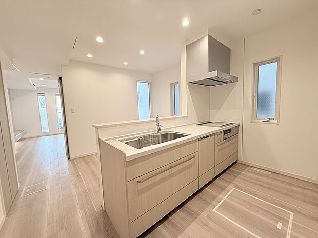 【キッチン/2号棟】
料理中も家族とコミュニケーションが取りやすい対面式キッチンです。食器洗乾燥機・浄水器一体シャワー水栓搭載。食器洗いの時間を短縮できます。