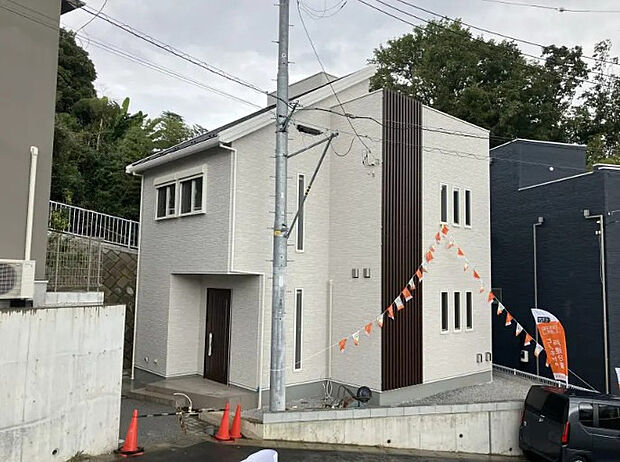 【4号棟/外観】
ホワイトを基調とした外観で、明るさとスタイリッシュさを兼ね備える4号棟。PH階にはマルチに活用できる小屋裏収納と、開放感ある青空リビングを備えています。