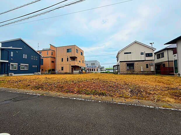 【現地】
全3棟の街並みが誕生。全館空調システム「Z空調」を搭載した、1年中快適な温度の住まいです。