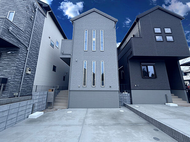 【【現地外観写真/2号棟】】さわやかで清潔感のある外観が目を引く「3LDK」の新築戸建てです。階段下収納や小屋裏収納など、随所に収納スペースあり。LDKは約19.5帖とゆとりがあり、開放的です。