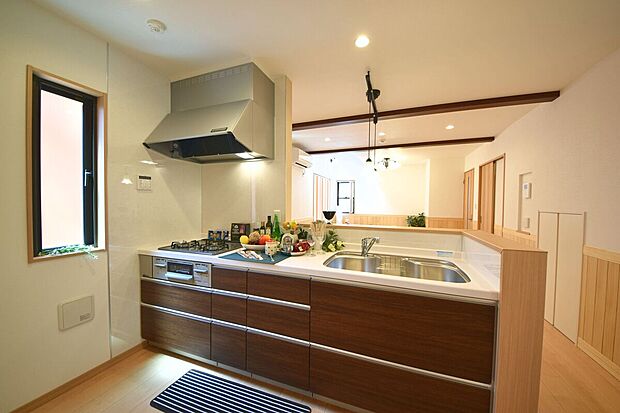 【【オープンキッチン】】家事の孤立感を感じにくい対面式オープンキッチン。吊り戸棚がないので開放感があり、気持ちよくお料理ができます。食器洗乾燥機や浄水器を搭載しております。/弊社施工例