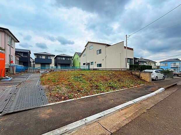 【【現地写真】】第一種低層住居専用地域内に位置するの落ち着いた住環境です。教育施設や幼保施設・公園・スーパーが身近に揃い、子育て世帯にもおすすめな住環境です。