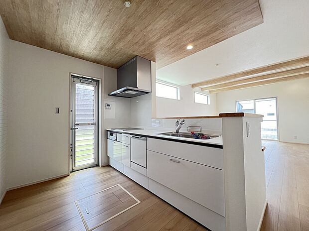 1号地：4LDK　土地面積：185.75ｍ2　建物面積：102.67ｍ2　駐車4台可