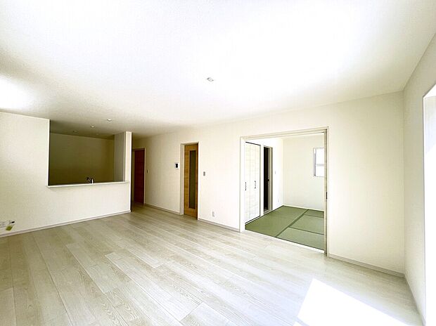 【LDK】大きめのダイニングテーブルも置くことができるダイニングです