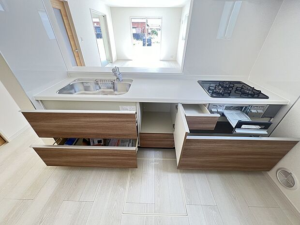 【対面式システムキッチン】家族との会話を楽しみながら料理ができる対面式システムキッチンです。床下収納もあり便利です