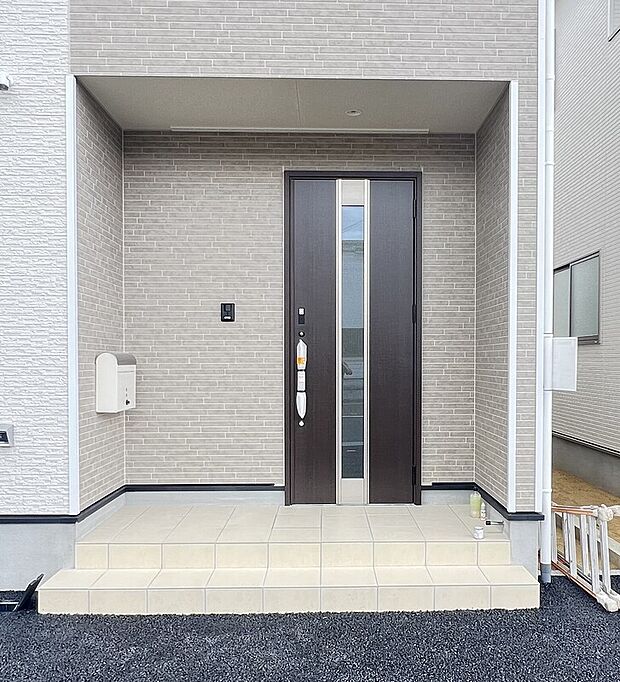 【4号棟玄関】スタイリッシュな玄関です