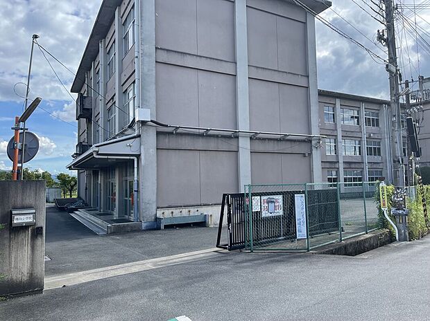 桜井市立纒向小学校（約402m）