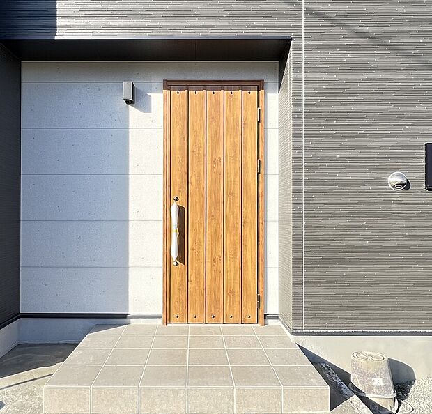 【1号棟　玄関ドア】スタイリッシュモダンな玄関ドア
