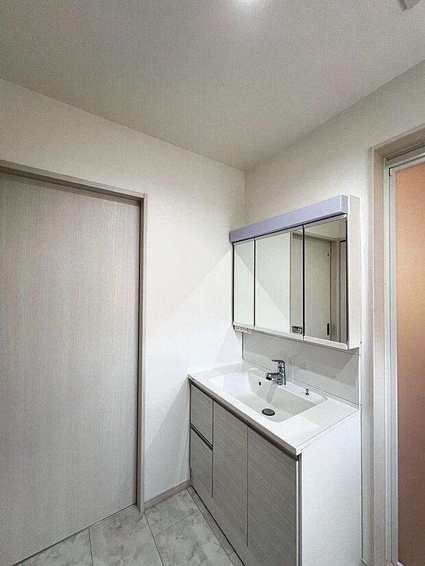 【1号棟洗面化粧台】３面鏡付き洗面化粧台