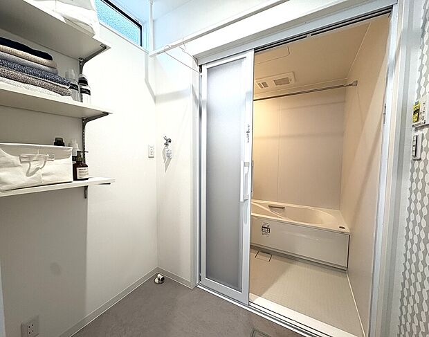 【ランドリースペース&バスルーム】ランドリースペースがあるので室内干しできますよ