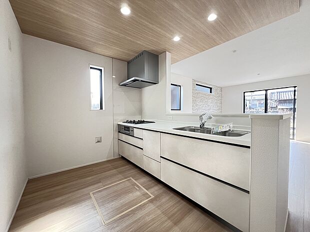 【家族とつながる、開放感あふれる対面キッチン】リビング・ダイニングを見渡せて会話も自然に。窓付きで手元も明るく、気持ちよく調理できます