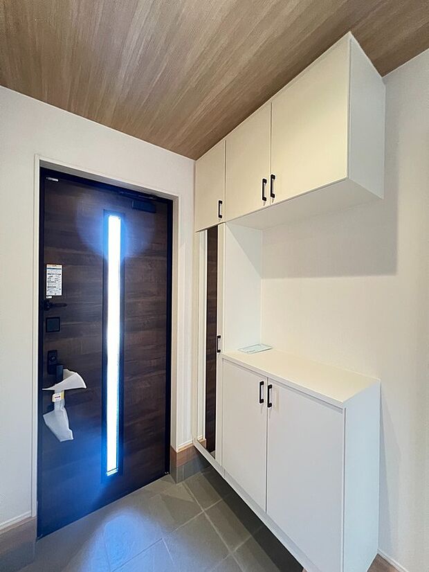 【収納力とデザイン性を兼ね備えた玄関収納】用途別に整理しやすく、取り出しもスムーズ