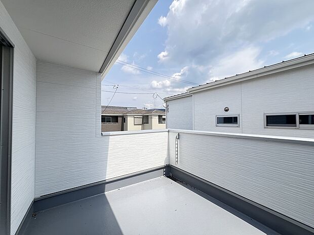 【バルコニー】洗濯物もたっぷり干せるゆとりのバルコニー