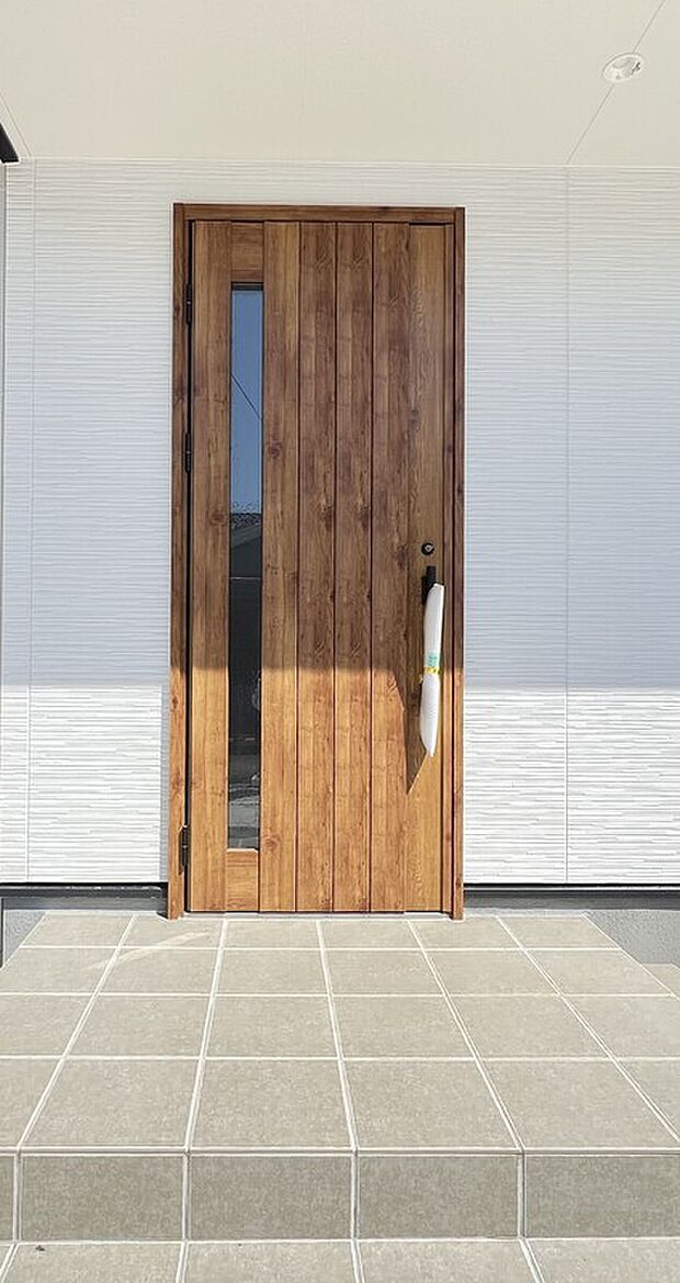 【玄関】高級感のある玄関ドアが住まいの印象を格上げ