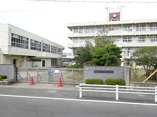 大和高田市立陵西小学校(約951m)