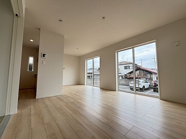 【リビング】
採光良好なリビングは、ご家族の憩いの空間。居心地の良い快適な安らぎの場所にもなりそうです。