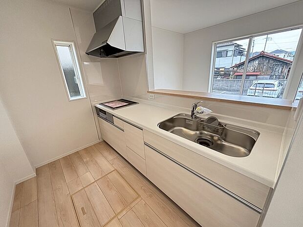 【キッチン】
大容量の収納スペースは取り出しやすくしまいやすいスライドタイプ、大きな鍋などもラクに取り出せます♪