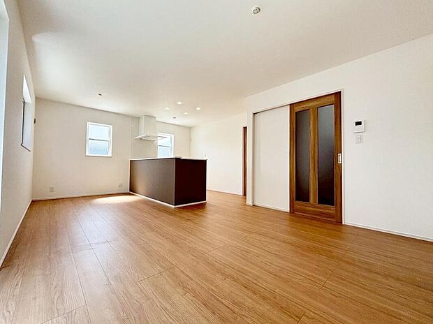 【リビング】
ゆとりある空間で解放感があるリビングです♪採光にも優れていて過ごしていて気持ちのいいリビングです!