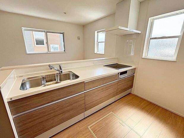 【キッチン】
収納力豊富な爽やかなシステムキッチンを用意しております。床下収納もございますので、キッチンスペースをいつでもすっきりとお使い頂けそうです。