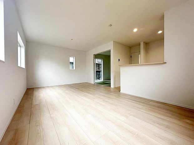 お陽さまの光をさわやかな風をたっぷりとりこめます。室内はいつも明るい印象なので気持ちの良い朝を迎えられます。毎日の生活も明るくなりそう。