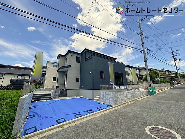 【外観】※1号棟
こちらの物件は、住環境良好な人気の低層住居専用地域に立地しております。守られた環境は、お子様との暮らしにもおすすめです。小中一貫校まで徒歩12分と、無理なく通える距離ですね。
