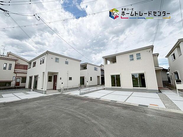 【前面道路含む現地写真】
（※1，2，3号棟）ホワイトカラーが優しい印象♪玄関ドアの深いブラウンが一層オシャレ感をUPしております♪洗練されたデザインのお洒落なお住まいです♪